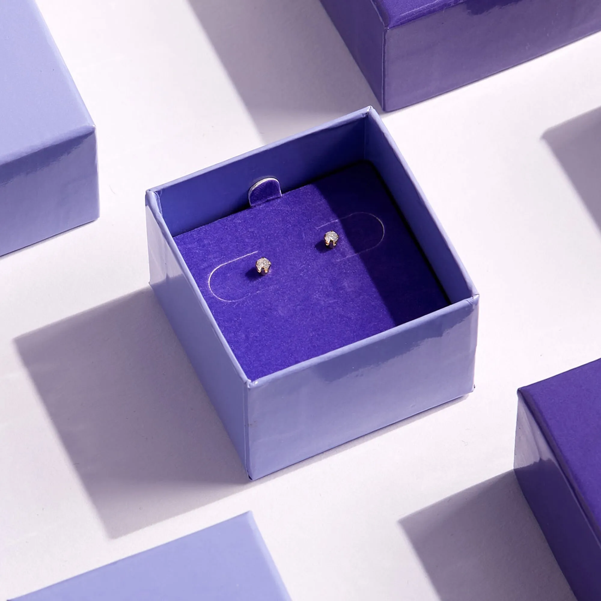 Clous d'oreilles avec diamants de laboratoire ronds 1/10 ct. tw. couleur doré jaune