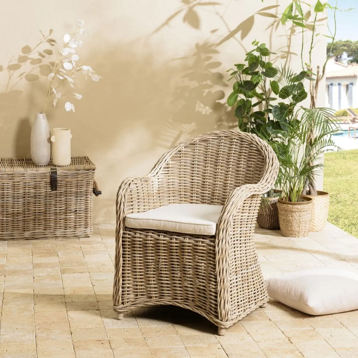 Fauteuil en kubu avec coussin d'assise blanc KALLY | 3 Suisses
