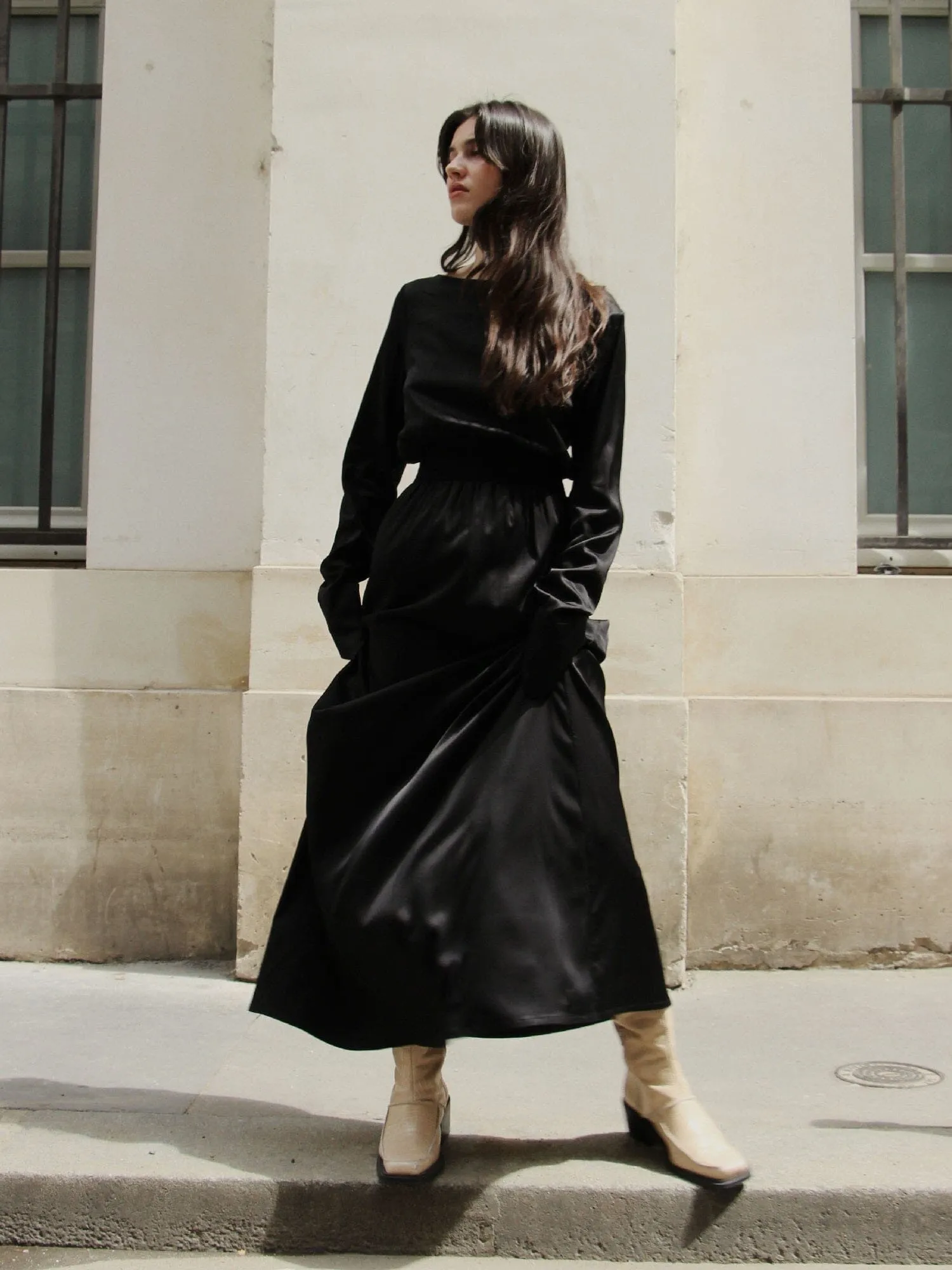 MARTHE - Robe longue taille smockée en satin de viscose FSC Noir