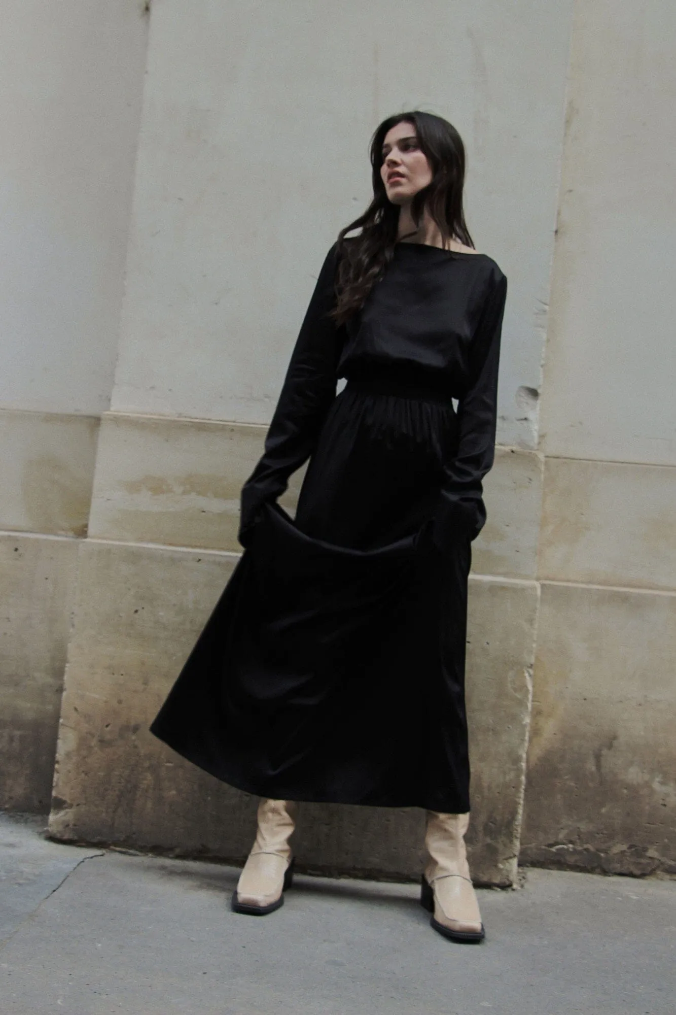 MARTHE - Robe longue taille smockée en satin de viscose FSC Noir