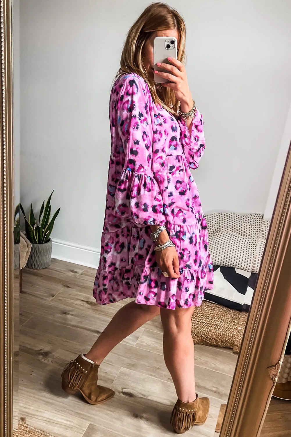 Robe boutonnée sur le devant à imprimé léopard rose, manches 3/4 et ourlet à volants