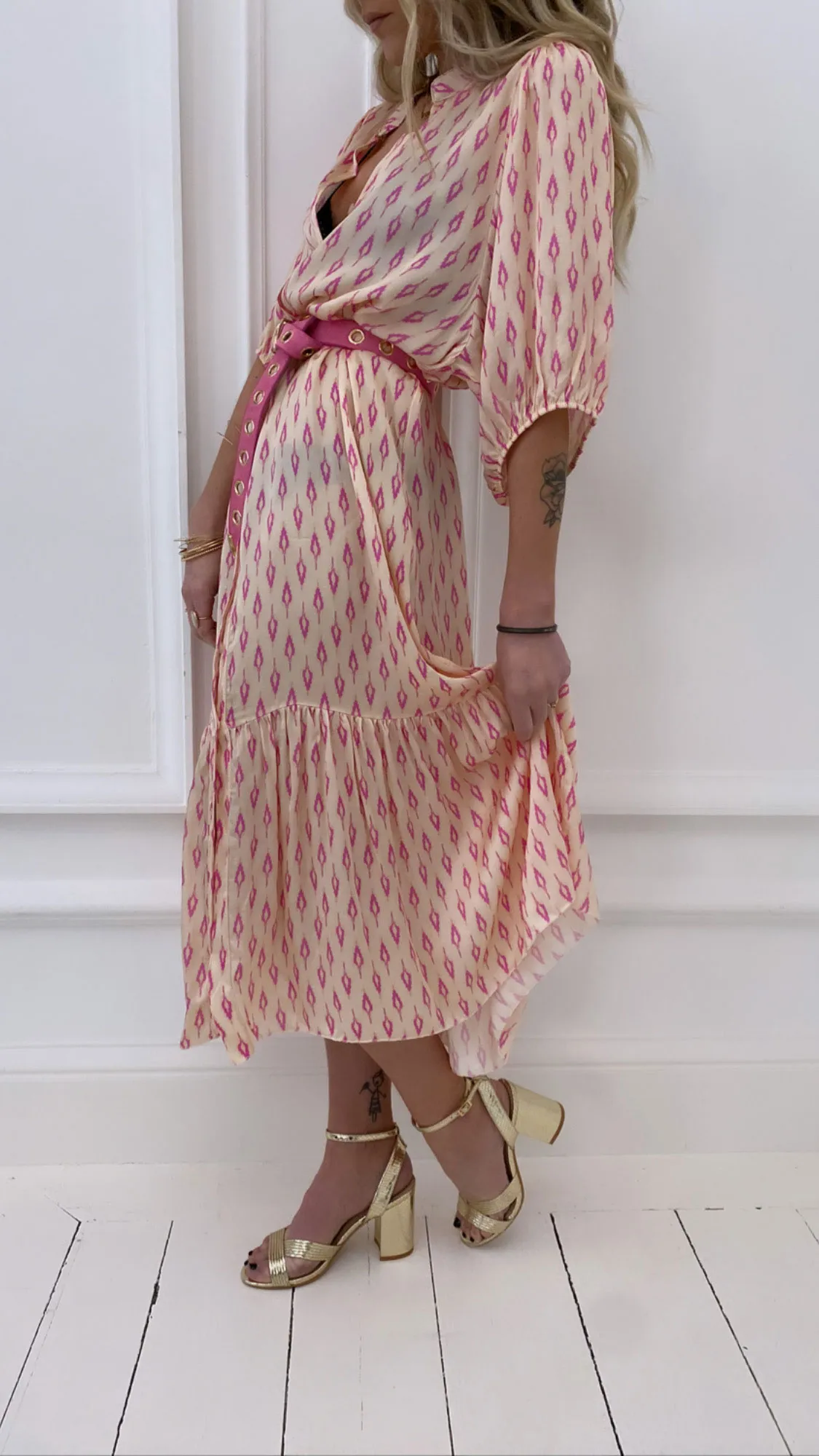 Robe rose longue satinée à motifs