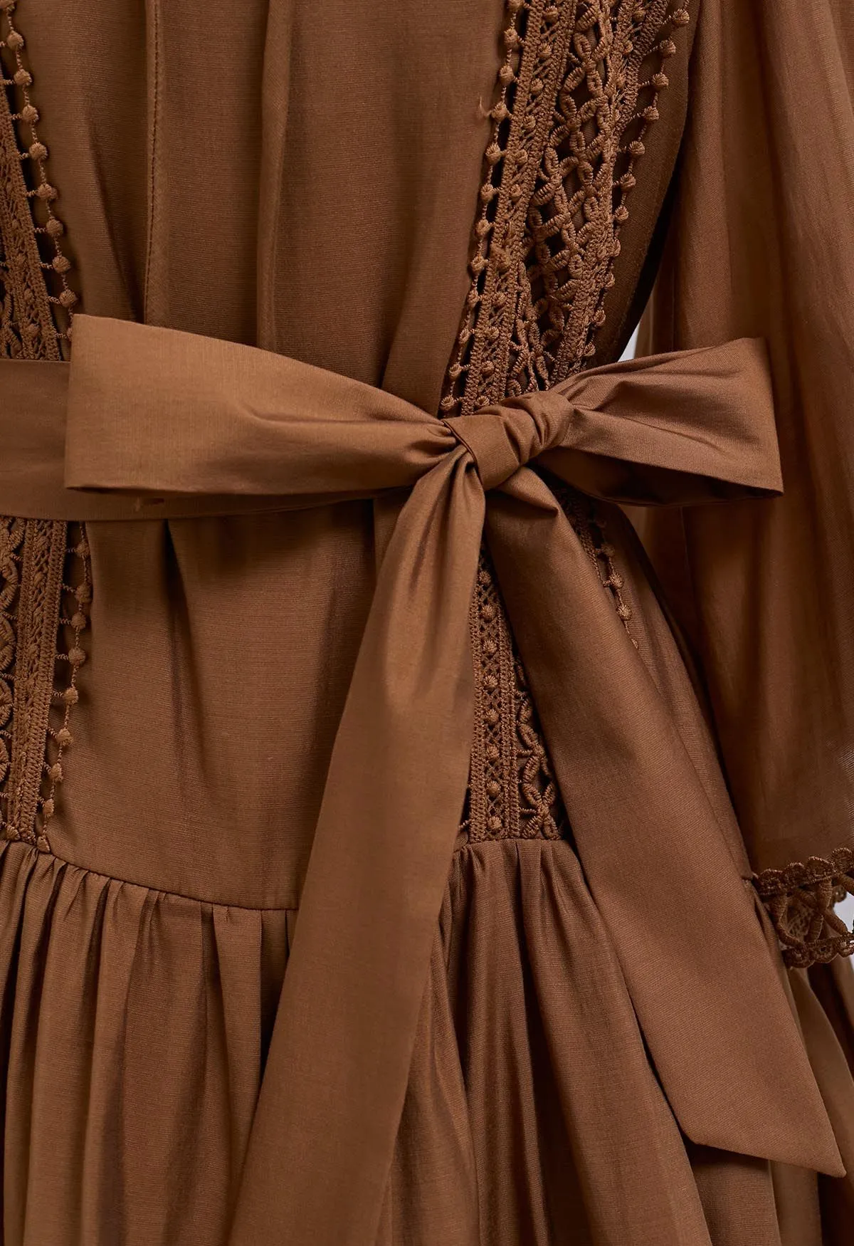 Robe étagée à manches évasées et bordure découpée en caramel
