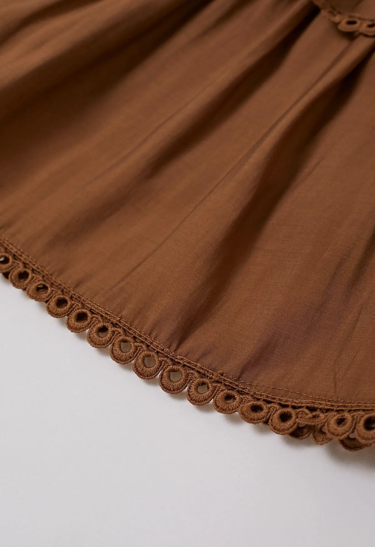 Robe étagée à manches évasées et bordure découpée en caramel